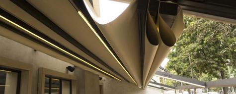 En las pérgolas se puede instalar un Kit de iluminación y motor eléctrico con mando para deslizar o controlar la iluminación a distancia