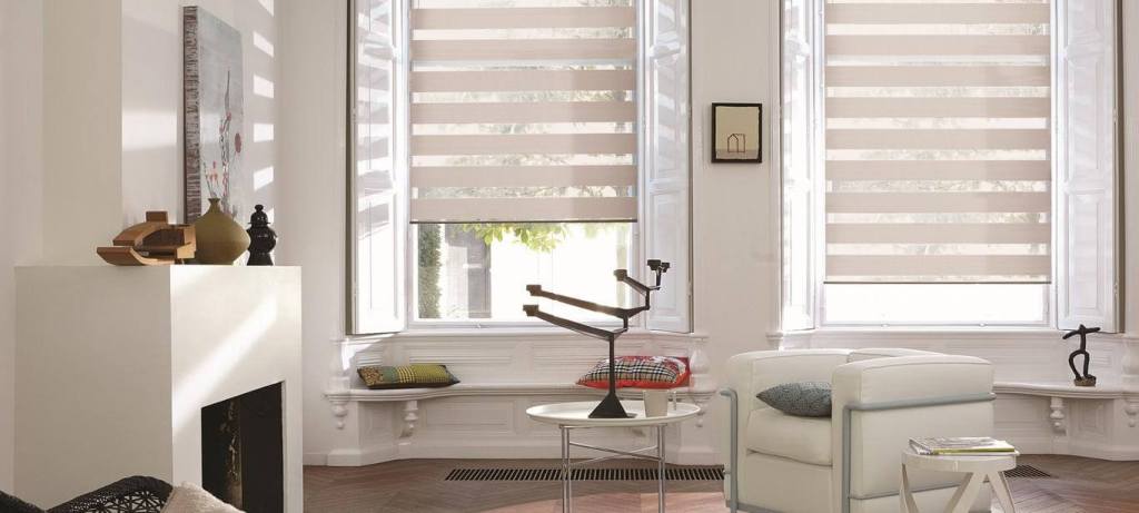 Cortinas Cebra para mantener la intimidad de los espacios con doble tela en franjas horizontales.