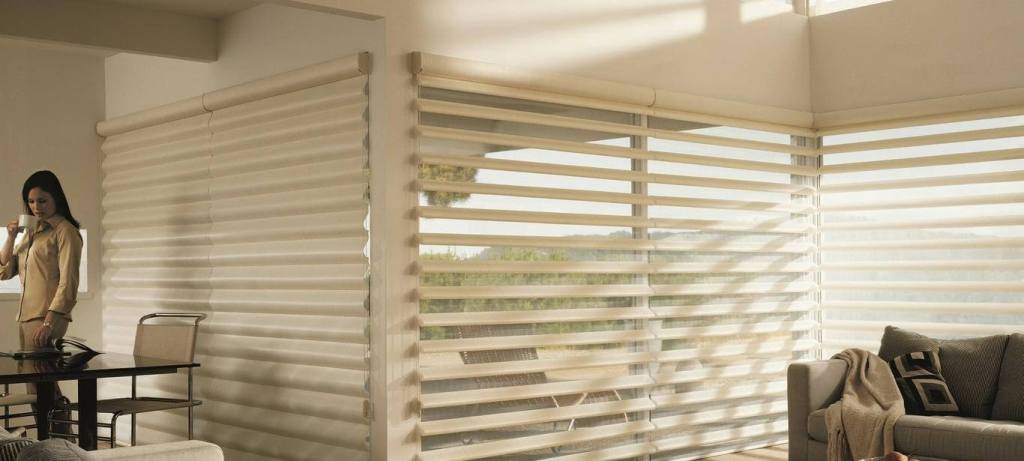 Cortinas Pirouette con láminas horizontales de tela que van adheridas a una capa sheer posterior, formando delicados pliegues que parecen flotar sobre la ventana.