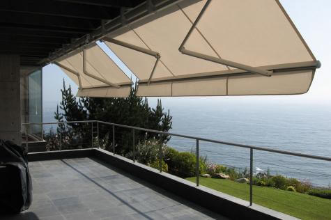 Los Toldos Proyectantes son excelentes para el control de la luz solar en terrazas, jardines y ambientes abiertos.